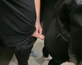 Я Насадил На Член Игривую Незнакомку С Огромным Задом В Черных Лосинах В Подъезде И Кончил Ей В Рот