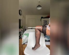 flashing in front of a hotel maid and she agreed for a blowjob