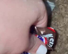 SNICKERS CHOCOLATE IN TEEN PINK PUSSY-KINKY PORN-FOOD FETISH-ARABIAN SNOWWHITE-BEST AMATEUR USA LA G