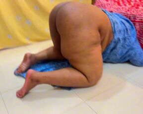 Big Ass Muslim Stepmom Stuck Under Bed - Saudi Arabia