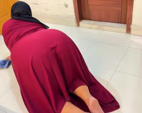 Red Burqa-clad Saudi Big Ass Hot maid gets stuck under Boss's bed For Anal Sex while cleaning house!